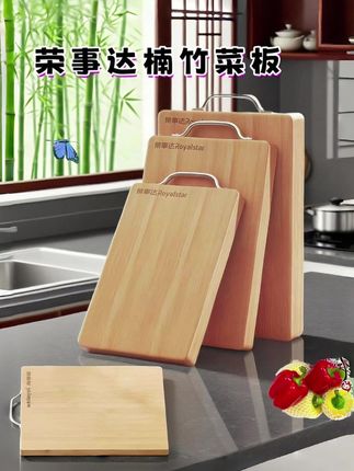 家人们,我可算挖到款实惠又好用的菜板!必须夸夸它的双面设计——一面专门切肉,另一面切水果蔬菜,生熟分开切,再也不怕串味,吃着也放心。  材质是实心竹木的,扎实得很,用多久都不容易坏。表面处理得特光滑,一点毛刺都没有,摸着手感超好,切菜时也不会刮伤手。  平时做饭切菜全靠它,既实用又划算,厨房备上一块,做饭都顺手多了,真心推荐给大家!#好物推荐🔥  #厨房好物  #菜板  #砧板  #结实耐用