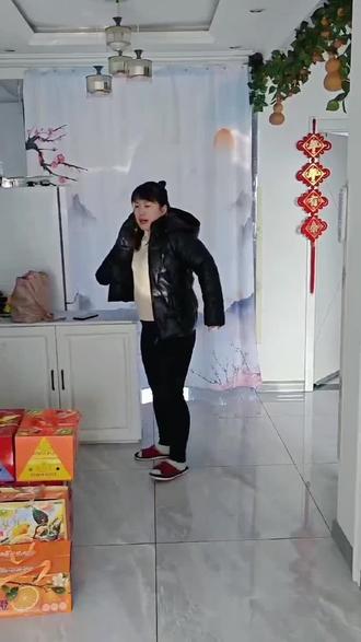 #婆婆也是妈妈 #创作者中心
#我的新春vlog
#暖心婆媳
#初二回娘家
初二回娘家,
婆婆偷偷塞给我几百块,
说一年就这一次,一定要给我爸妈买点好吃的。
礼盒我都准备好了,这钱我真的不能要。
悄悄放回她的被子下,
婆婆也是妈,双向奔赴的亲情最暖。