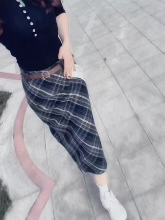 “这世上除了血缘关系,任何一段关系都可以说断就断,不要把自己搞的太累,也不要放在心上,费劲维持的关系都是错的关系,只要不欠别人,就没必要唯唯诺诺” #穿搭 #早秋穿搭#复古穿搭 #半身裙#格子控 #格子半身裙#洋气减龄