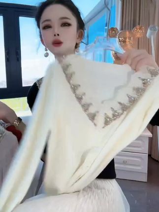 红是焰火星子跳,黑是酷飒高级调,米是柔雾裹温柔,白是云朵落肩头,粉是甜妹心头好~四种颜色各戳审美点,闭眼选都能穿出让视线黏住的美,挑花眼都快乐~#温柔风穿搭 #秋冬新款 #洋气减龄 #显瘦长裙