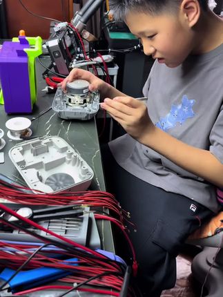 儿子真是为我追“兴”操碎了心🤣,车载中控改造家庭音响#晒出你身边的满级小孩 #手搓万物 #科技改变生活 #沉迷维修事业的小孩哥 #动手能力