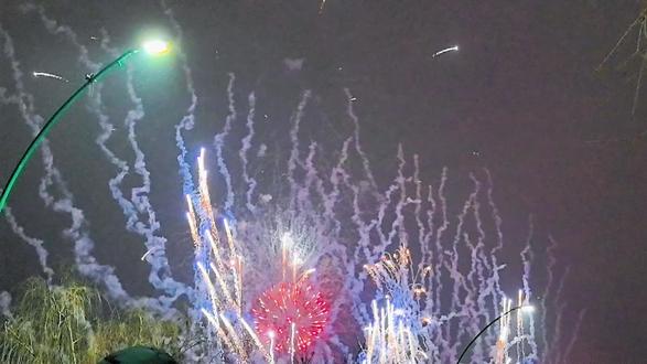 手持全程记录,阳泉桃河20分钟烟花盛宴。火树银花不夜天,十里桃河映山城,这是独属于阳泉的浪漫与震撼,希望阳泉明天更美好。。。👏🎉🎊🧨🥳#正月十六 #烟花盛宴