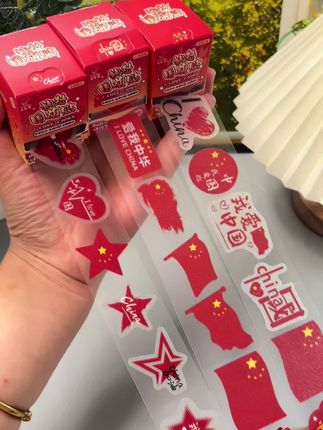 马上国庆节了,给孩子准备上这套国旗抽拉贴吧,想贴哪里贴哪里,安全不伤肤,氛围感满满#国庆节贴纸 #国旗脸贴