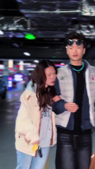 恋爱是相互理解包容,是相互扶持体贴对方。女孩子有什么想法为什么非要让对方去猜呢,而不是说出来呢#一定要看到最后 #情感 #热门 #姐弟恋