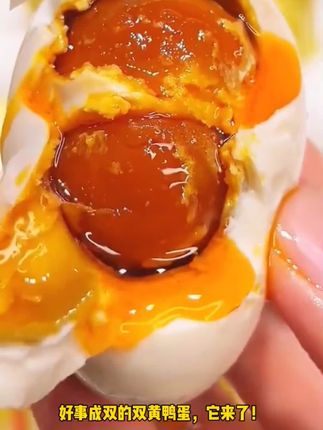 我的妈呀~真的好吃哭了~爱吃蛋黄的姐妹一定要试试,蛋黄多蛋清少,巨香巨好吃#双黄海鸭蛋  #妈呀太香了#咸鸭蛋 #流油海鸭蛋 #流油海鸭蛋