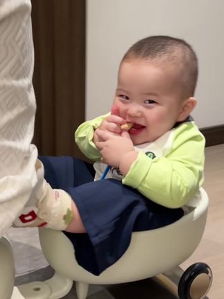 下雨天🌧️和爸爸在家骑上了心爱❤️小摩托#小可爱登场 #日常分享 #我家的小可爱正在渐渐长大 #我家有个小萌娃 #贝易扭扭车