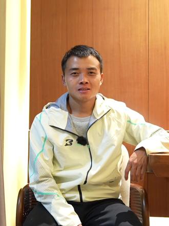 杨春龙在今年的高黎贡超级山径赛的55公里组别中获得冠军,这次他穿着的是安踏冠军猎隼Speed RC。
对他来说,这款鞋最强大之处在于防滑,尤其是在今年比赛中遇到下雨,地面湿滑的情况下,每一步都很稳。
#越野Talk #越野跑 #高黎贡超级山径赛 #安踏冠军 #猎隼SpeedRC