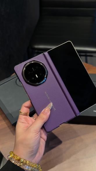 夏天到啦 买台荣耀magicv6当扇子#荣耀magicv6 #迈博旅星钻壳 #这个手机壳真的长在我心巴上了 #数码科技