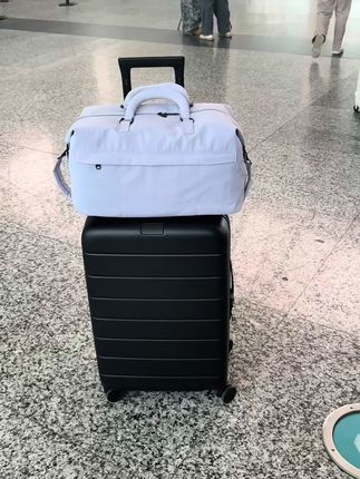 出去玩被问了好多次的奶乎乎的旅行包包, 劝女孩子们都去买这个奶乎乎的行李包,颜色非常多 ,怕不耐脏的姐妹可以选深点的颜色,容量很大 三五天的衣物完全够放了,行李不多的时候感觉拉个行李箱太不方便了,待产宝妈或者长途出门都适合哦,非常好看、非常精致哈#大容量旅行包 #旅行包 #待产包, #妈咪包 #手提包