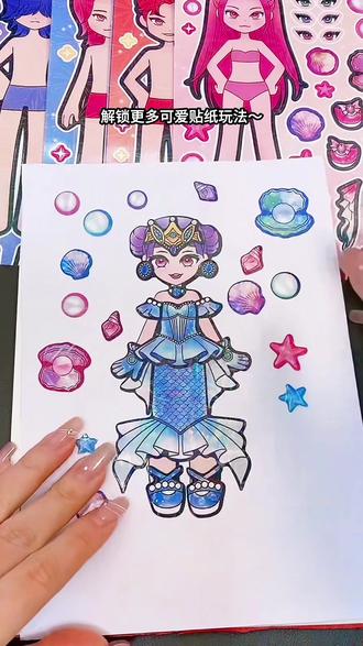 #真实生活分享计划 谁能拒绝猎魔女团古灵精怪的人鱼佐伊啊!手残党也能零失败贴出绝美造型,先贴身子再贴鞋,鱼尾裙、肩饰手套依次安排,最后点缀耳钉颈饰和背景装饰,几步就搞定~贴的过程超治愈,还能锻炼娃的动手力和审美力,闭眼入不亏✨ #猎魔女团佐伊 #人鱼贴纸手工 #儿童益智贴纸 #手残党手工教程