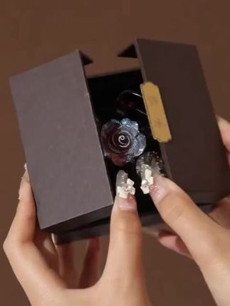 姐妹们快来试试这个超赞的鲨鱼抓夹吧!它是亚克力材质的,很结实又耐用,而且上面还有闪闪发光的小水钻和可爱的花朵装饰,显得特别高级。它还是抓夹设计的,用起来非常方便,能轻松固定住头发,让你随时随地都美美的。这么漂亮的发饰,喜欢的朋友千万别错过了!#气质#方便#鲨鱼夹#夹子#可爱
