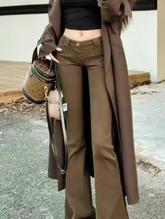 #穿搭 咖色中腰微喇叭辣妹牛仔裤女2025秋季新款显瘦修身设计感爆款百搭#牛仔裤 #高腰牛仔裤 #微喇牛仔裤 #百搭裤子