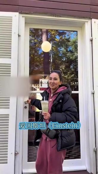 阿尔伯特·爱因斯坦(1879年3月14日 - 1955年4月18日)是拥有美、瑞双国籍的犹太裔理论物理学家,现代物理学的开创者和奠基人,被《时代周刊》评为20世纪“世纪伟人” 。
他在1905年发表的5篇论文开辟了物理学新纪元,这一年也被称作“爱因斯坦奇迹年”,其中提出的光子假说成功解释了光电效应,该成果让他获得1921年诺贝尔物理学奖 。此外,他还创立了狭义相对论与广义相对论,推论出的质能方程E=mc²为原子能应用奠定理论基础 。二战时他促成曼哈顿计划启动,战后则积极倡导和平,反对核武器 。他的研究彻底改变了人类对时空、能量和物质的认知,推动现代天文学和量子力学等多个领域的发展。#天才物理学家 #世界名人#抖音助手传递正能量#正能量