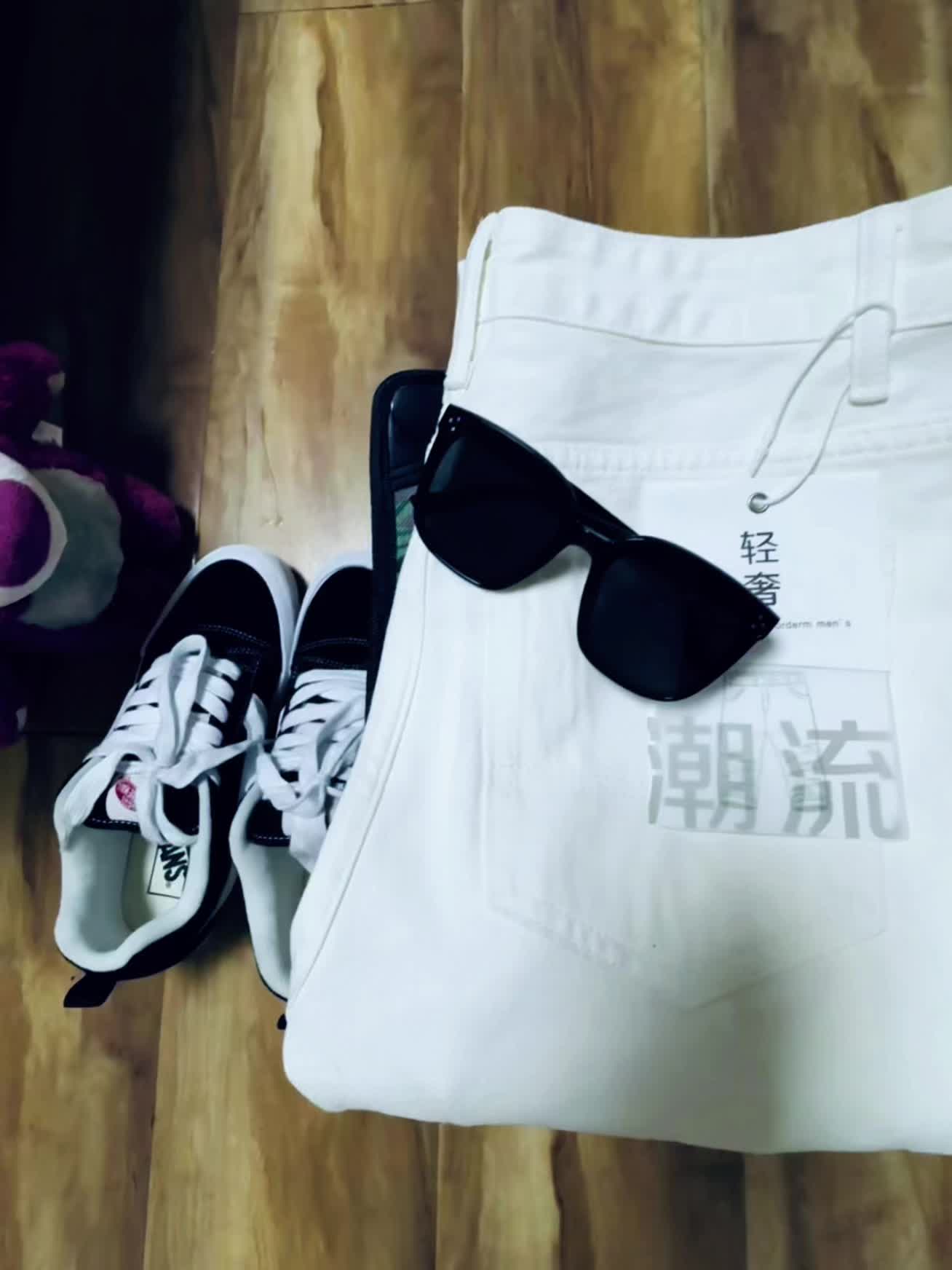 抖音跟风买裤子最成功的一次, 白色牛仔裤上身简约百搭太帅了!氛围感满满!修身不卡裆不紧绷!上身显腿长显腿直!面料质感肉眼可见#裤子 #男生穿搭 #ootd穿搭 #白色牛仔裤 #直筒牛仔裤