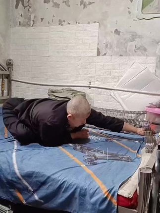 就是这款衣架,让我们在10月经历了一场幸福的“爆单”。 感谢@王逅逅 老师的推荐和无数新客户的验证! 它为何备受青睐? ✅ 坚固耐用:高标不锈钢,承重强,久用不变形。 ✅ 拒绝生锈:全不锈钢材质,强力防锈,阳台浴室都能用。 ✅ 绝不掉皮:一体成型,无涂层脱落风险,呵护衣物。 ✅ 无畏天气:不怕冻、不怕晒,南北皆宜,经久耐用。 ✅ 强韧承重:骨架坚实,轻松挂取厚重秋冬衣物。 爆单期已过,现在下单,正常发货!欢迎体验这份经过考验的匠心品质。 #衣架 #不锈钢衣架 #衣柜收纳 #居家好物 #王逅逅同款