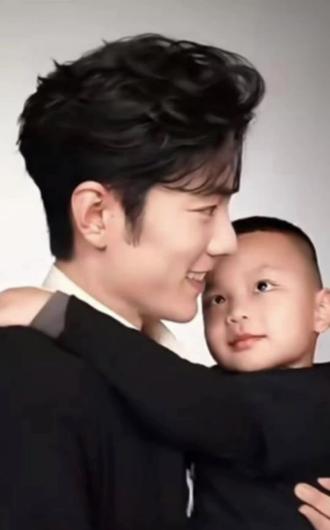 等闲看到肖爸爸真容啦!小孩也是颜值控!哈哈哈!