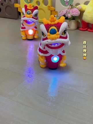 咚咚锵!两只小舞狮表演啦!带灯光喜庆音乐,摇头晃脑满屋跑~ 宝宝喜欢追在后面玩!#国潮舞狮#儿童舞狮表演#引导宝宝爬行玩具#舞狮玩具
