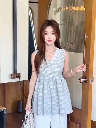 #孕期穿搭 啊啊啊,这套孕妇装套装真的太舒服了!无袖格子上衣搭配托腹阔腿裤,上身好温柔好显白,妥妥韩剧富家千金既视感。版型宽松舒适不挑人,可穿整个孕期,产后还能继续穿 #夏季穿搭 #孕妇装 #夏天这样穿明媚又气质 #这也太好看了