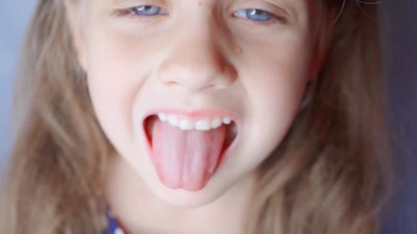 诡异操作:让舌头一分为二?