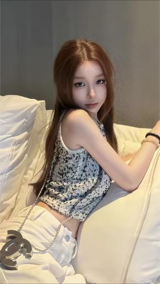 自带高级质感#气质小辣妹穿搭 #抹胸上衣长裤 #辣妹穿搭同款 #气质小香风辣妹 #高腰热辣女团短裤