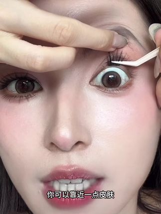 嫁接感的摇一夏小信子睫毛也出免胶款了~~天啦噜这贴出来也太 美噜!自然放大双眼的同时重要的是还不挑眼型谁贴谁好看!!!#假睫毛 #眼妆 #睫毛分享 #嫁接感假睫毛 #夏日大胆妆出彩
