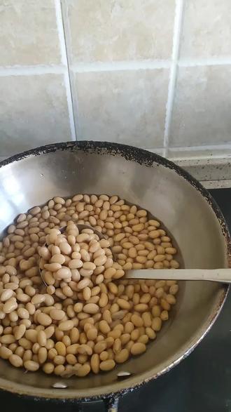 中阳乱投医,看了群内视频说黄豆煮水退热快,我夫人喝了出现呕吐,我看并不行,还是因人而异,你们试过黄豆煮水吗?@#祝刷到视频的朋友都健康快乐