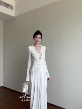 白色蕾丝深v领长袖连衣裙女秋季新款设计感收腰气质长裙#长裙 #收腰裙子 #长袖 #蕾丝裙子 #百搭裙子