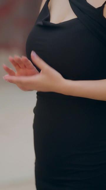 从傻子到救世主 林天摔傻后意外撞破吊坠秘密,觉醒医武传承,告别痴傻过往。他凭超凡医术救下受困的苏香玉,培育珍药变现起步,屡破疑难杂症,结交赵家、陆家等势力。面对赵德才的骚扰、陆十三的挑衅、冯霸业的背叛,他以医术为刃、武道为盾,打脸反派,收服孙圣手为徒,执掌盛海酒店与四海商会产业,更将盐碱地改造成爆款生态乐园。最终,他成为江城传奇神医,向守护自己多年的苏香玉求婚,收获事业与爱情双圆满。#从傻子到救世主 #百亿剧好看计划 #抖音短剧新番计划 #因为一个片段看了整部剧 #热门短剧推荐