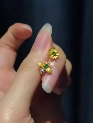 戊申堂【小蜜蜂】银鎏金格桑花翡翠花园耳钉翡翠耳钉国风珠宝#时尚饰品 #我又心动了 #国风古韵 #时尚搭配 #精致女人必备