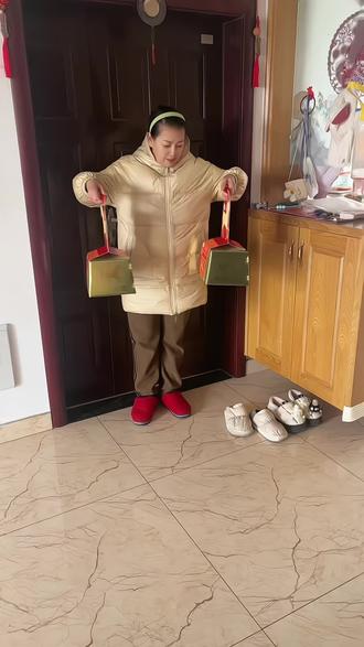 过年要送就送马踏金砖,里面全是卫龙家的爆款零食,每个口味都超级好吃!#卫龙马上爽 #魔芋爽晒出你的爽 #卫龙金砖