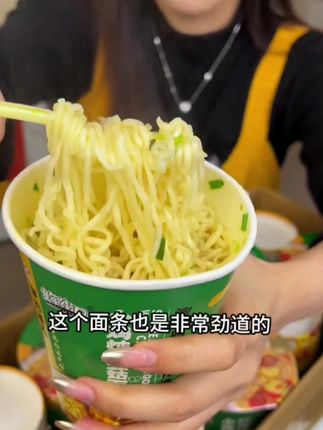 #速食美食 #懒人美食 #泡面推荐童年街口的小鸡炖蘑菇的方便面绝绝子,太好吃了,连汤都不带剩的!