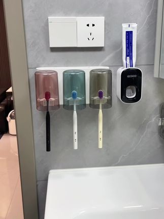 牙刷杯说“我想上墙” 是否厌倦了湿漉漉的台面?是否对牙刷杯底难以清洗的霉垢感到头疼?现在一切都可以改变,对,你就差个上墙的牙刷杯具套装#牙刷置物架 #居家好物 #好物推荐🔥 #牙刷杯架套装 #杯架