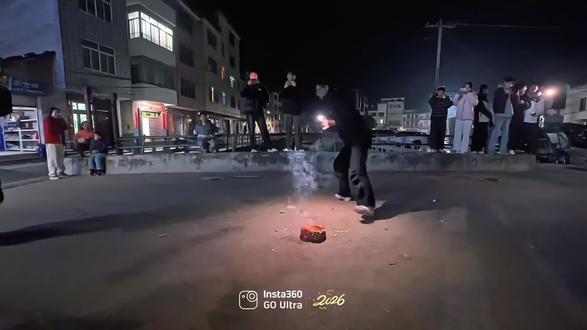 彩菊最好看的玩法#彩菊旋转烟花 #烟花最浪漫的一瞬间