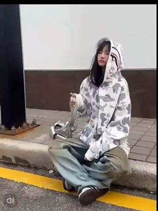 具有慵懒感的美式鲨鱼连帽卫衣,白搭又好看#ootd穿搭 #鲨鱼卫衣 #嘻哈外套  #高级感穿搭#新衣服可以治愈各种不开心