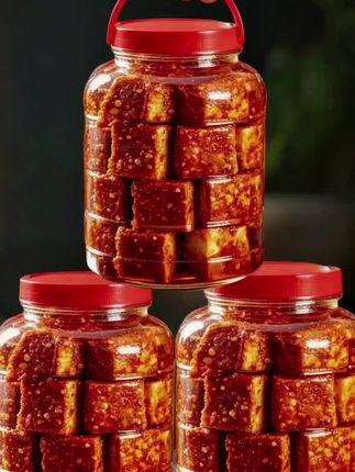 救命!这罐香辣豆腐乳直接把我早饭的幸福感拉满了!开盖先闻着那股子鲜辣香,挖一勺出来,豆腐软fufu的,裹着红亮亮的辣椒籽,配白粥、拌面条,甚至夹馒头都绝了!辣度是那种鲜辣不烧胃的,吃完嘴里还留着豆香,我家冰箱里就没断过这玩意儿! #下饭神器 #快来一起尝个鲜 #开胃菜 #豆腐乳 #超便宜超划算