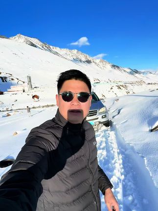 后轮刚好掉到两个石头的中间加上雪天。雪地胎都不顶用啊,彻底的卡在这里了。