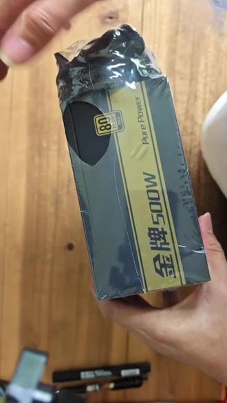 维修先马金牌500w,一个小原件引发的一连串爆炸!(上) 今天接到贵州一位粉丝的电源,粉丝反馈是上电用了一会儿,然后就爆炸了,后面再上电一点反应都没有,自己拆开看到保险炸开了,然后其他地方没看到什么问题,后面还是选择寄给我看看,,先马金牌500w的电源,半桥llc+同步整流+dcdc。(上)
完整修复过程及故障原因分析请看下期!#电脑 #电脑电源 #维修 #开关电源 #电子