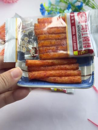 🔥刷爆网络的网红辣棒来啦!|🌶️精选辣椒+秘制香料,辣得过瘾又带劲!一口咬下,酥脆外皮裹着浓郁辣香,直击味蕾!|😋造型Q萌,拿在手里超有范儿,拍照发圈秒获赞!|🎉追剧、聚会必备神器,一口一根根本停不下来了! #网红辣棒 #辣味零食 #美味小食 #追剧必备 #解馋神器