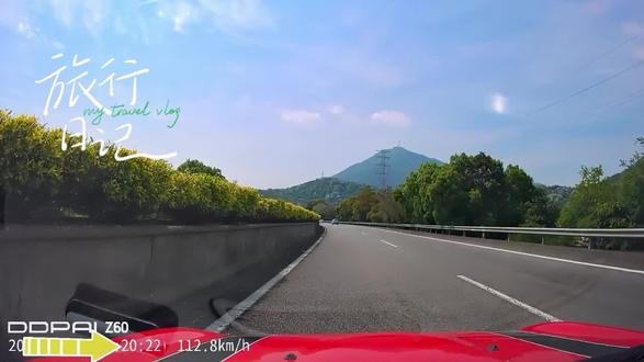 高速行驶小窍门 不开乌龟车
不长时占超车道
不龟速并排行驶
1.限速拍照有误差,定速巡航最好设定限速上线×1.1-5公里,也就是限速110就116-117,限速120就128(超过限速10%不处罚,超过10%-20%是罚款不扣分,20%-50%是罚款又扣分,50%以上就12分了),那过探头都完全不用怕被拍。隧道尽量顶着限速不超速过。
2.无论快慢,都不要长时间占超车道,超完车,只要与前车距离足够,就回右边车道。因为如果有突发情况需要规避,超车道只有刹车、向左规避两个选项;可其他车道,哪怕是最靠右的大车道,都能多个向右规避的选项。且雨天路面积水一般都是积在道路两边也就超车道(应急停车道旁边就是排水沟一般不积水),雨天容易压水打滑,且左边就是护栏、没有救车空间、容错率低。
3.哪怕技术不济,不敢开快、只敢开超车道,最起码不要和其他车道慢车并排行驶,堵住后方车辆的超车空间。哪怕遇到刀片超车吓一跳,你作什么都行,但是不要动方向盘,保持直线行驶。
4.下雨时,看到前方路面比较亮滑,那就是积水,不管薄厚,都有可能打滑,尤其是弯道。(尤其是左转弯,弯心在超车道,积水容易积在超车道上;而右弯弯心在应急道上,积水在应急道上,相对安全,所以说不要长时间走超车道),能观察到,入水前关掉定速巡航、油门刹车放掉、把稳方向盘就行,哪怕觉得车有晃动也别动,就稳住方向盘。没提前发现,发现车晃,也是一样操作,千万不要加速刹车动方向盘。
5.夜间行车,灰色路面就是正常路面,颜色偏黑,不是坑就是积水。
6.新手怕旁边有车、怕变道,其实只要把稳方向盘、走好自己的直线,你就不要管旁边车道的车怎么开,被插你紧张就把稳方向盘刹车即可(让速不让道)。
7.要下高速或是进服务区,一般提前三公里就有提醒大路牌,新手就可以提前往最右道靠了,提前进最右道,两三公里开慢点时间也多花不了一分钟。