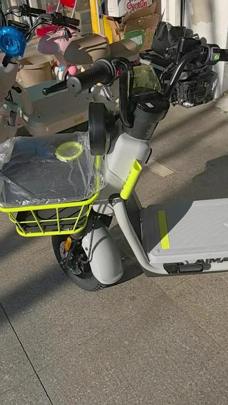 新款F2Lite搭配的48伏30安的石墨烯大锂电池,自带北斗定位系统,无钥匙启动,六种开机方式,刷卡开机,蓝牙靠近开机,偏撑开机,还可以手机开机##新国标电动自行车