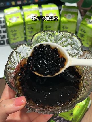 炎炎夏日真的很需要一瓶喜多多仙草小丸子凉茶!QQ弹弹一口吸溜进去超满足!加牛奶就是一杯珍珠奶茶~#口感特别好 #凉茶 #喜多多仙草丸子 #夏日饮品