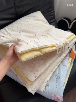 天呐!软fufu的??夏凉被 盖着太舒服了~ 多款式可选,价格还划算!忍不住又回购几条了!#夏凉被 #空调被 #夏被 #舒适透气又凉快 #好物推荐??
