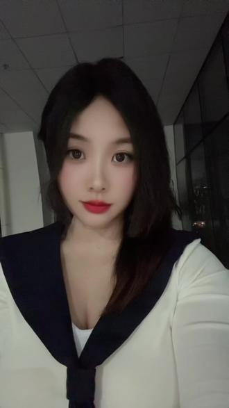 #上热门 #女人
其实我内心是个非常传统的女人