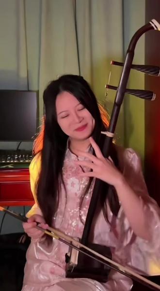 我今天没有练字,右肩肩周炎犯了,痛,休息一天,欣赏音乐、舞蹈,从中涉取营养,获取灵感#作品中的女主人公杨力女士是江苏无锡拉《二泉印月》享誉海内外的瞎子阿饼的后人。拉二胡的人不少,但能把二胡拉出意境、拉出神韵、拉出味道的人风毛鳞角,少之又少#各门类艺术……音乐、舞蹈、文学、诗词书画、棋艺、杂技、曲艺、戏曲、影视,都是相通的,所要表现的内容内涵和意境,趣味是一回事,只是表现工具不一而矣#就像山东有位大姐说我写的行书、草书会跳舞有动感,不知她是干啥的,起码她会看,她是懂书法懂艺术,有艺术审美和鉴赏力的人#写书法不同于一般的写字,他是传统文化艺术,是写字的粹取和升华,是汉字的书写艺术。写书法不单单是写几个好看的字,一说这字写的好看,就说明你是外行。写书法不单单是追求好看,先要有扎实的笔法和结字的基本功和控笔的能力。要写出汉字的神韵和风神,每个字每一笔都是有生命的,都是鲜活动生命在舞动跳动,并不是僵死、死般般的笔划摆在哪里!谧的心境,可多听一些优美的古琴音乐,看一些传统的江南秀舞。写行书多听些行云流水的江南音乐和民歌,多看一些动感韵律的舞蹈。写隶书可多听楚汉编钟类的音乐,多看汉舞,领略领悟大汉古朴、盛况的楚汉文化气息。写草书可多读浪漫主义诗人李白和鸿儒大才子苏轼的诗词,多听豪放震憾人心的音乐,多看神韵奔放的中西方舞蹈。从中吸收营养,获得艺术的创作灵感!#这是我练习书画近30年的一点浅薄的认知和见解,与大家共勉!!🙏🙏🙏🌿🌿