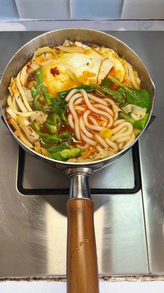 巨好吃的@村驴 土豆粉,哇塞,也太香太香了吧,三五分钟在家就能吃上,加入自己爱吃的配菜,味道好极了#村驴土豆粉 #土豆粉 #村驴 #美食分享 #天冷了吃点啥