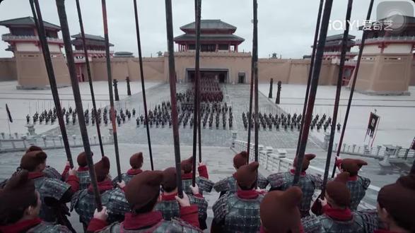 秦始皇统一六国的时间是公元前221年。这一年,秦军攻灭齐国,标志着500多年战国时代的终结,中国历史上首次实现了大一统。
废除分封制,推行郡县制,全国划分为36郡(后增至40余郡),官吏由中央任免,强化中央对地方的控制。
推动文化统一
统一使用小篆(后推广隶书),消除六国文字差异,促进文化交流与传承。
统一车轴宽度和道路标准,提升交通效率。
统一度量衡与货币便利经济贸易。
加强国家整合
南征百越,设立桂林、象郡等,将岭南纳入版图。
秦始皇的统一不仅是领土整合,更通过制度、文化、经济的系统性改革,奠定了中国统一多民族国家的根基#古装剧 #精彩瞬间 #家具定制#家具实体店