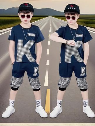 夏日男孩穿搭推荐!简约短袖套装,清爽利落,轻松自在,自然展现青春活力。#男童夏季穿搭#少年感造型#夏日童装搭配#儿童休闲风格#阳光少年穿搭