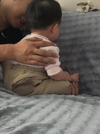 委屈了就爬沙发上哭还被打断施法#宝宝成长记