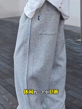 小男孩今年就特别流行穿这种时尚休闲直筒卫裤,上身挺阔又有型,显高显瘦显腿长#显高显瘦显腿长 #早秋穿搭 #男童穿搭 #直筒卫裤 #高品质童装
