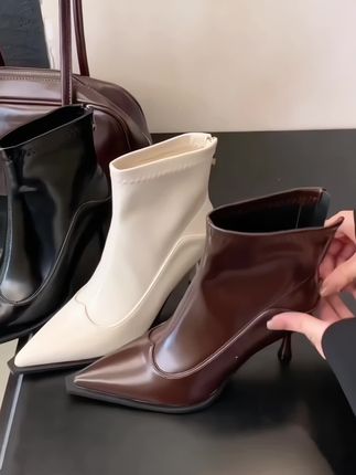 高跟尖头短靴2025年秋冬新款欧美细跟拼接裸靴瘦瘦靴复古棕色短靴#高跟尖头短靴 #裸靴瘦瘦靴 #细跟短靴 #简约时尚又百搭 #上脚舒适不累脚